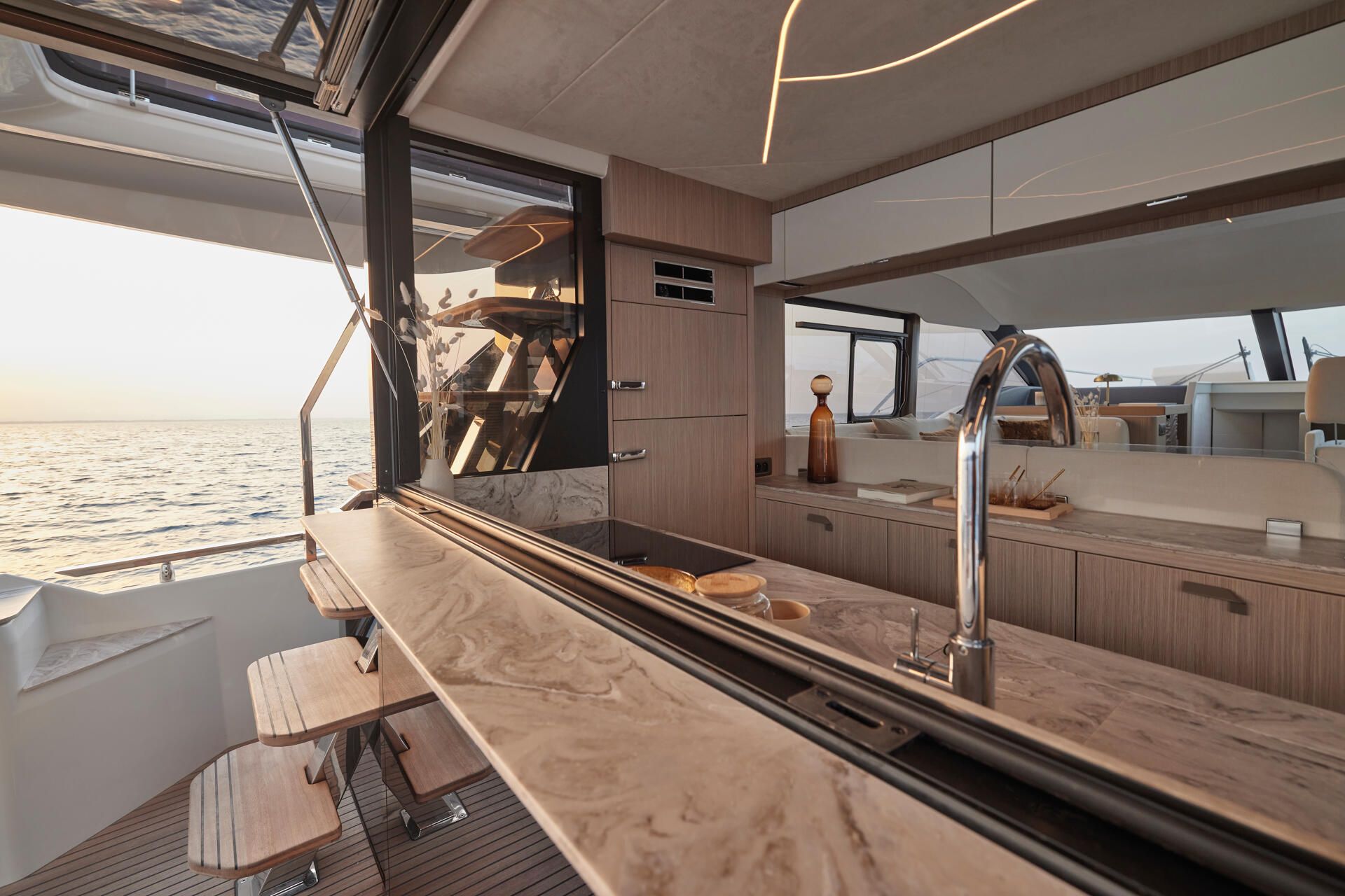 Prestige F5.7, keuken met zeezicht en kraan
