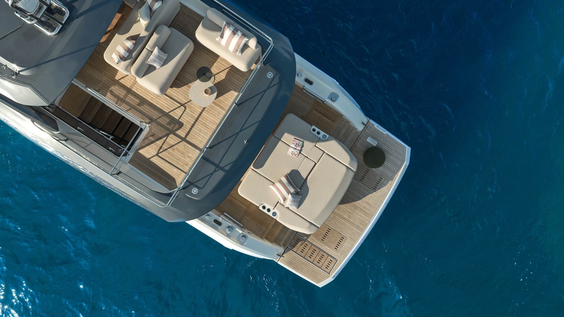 Prestige F6.7, achterdek boot vanuit vogelperspectief
