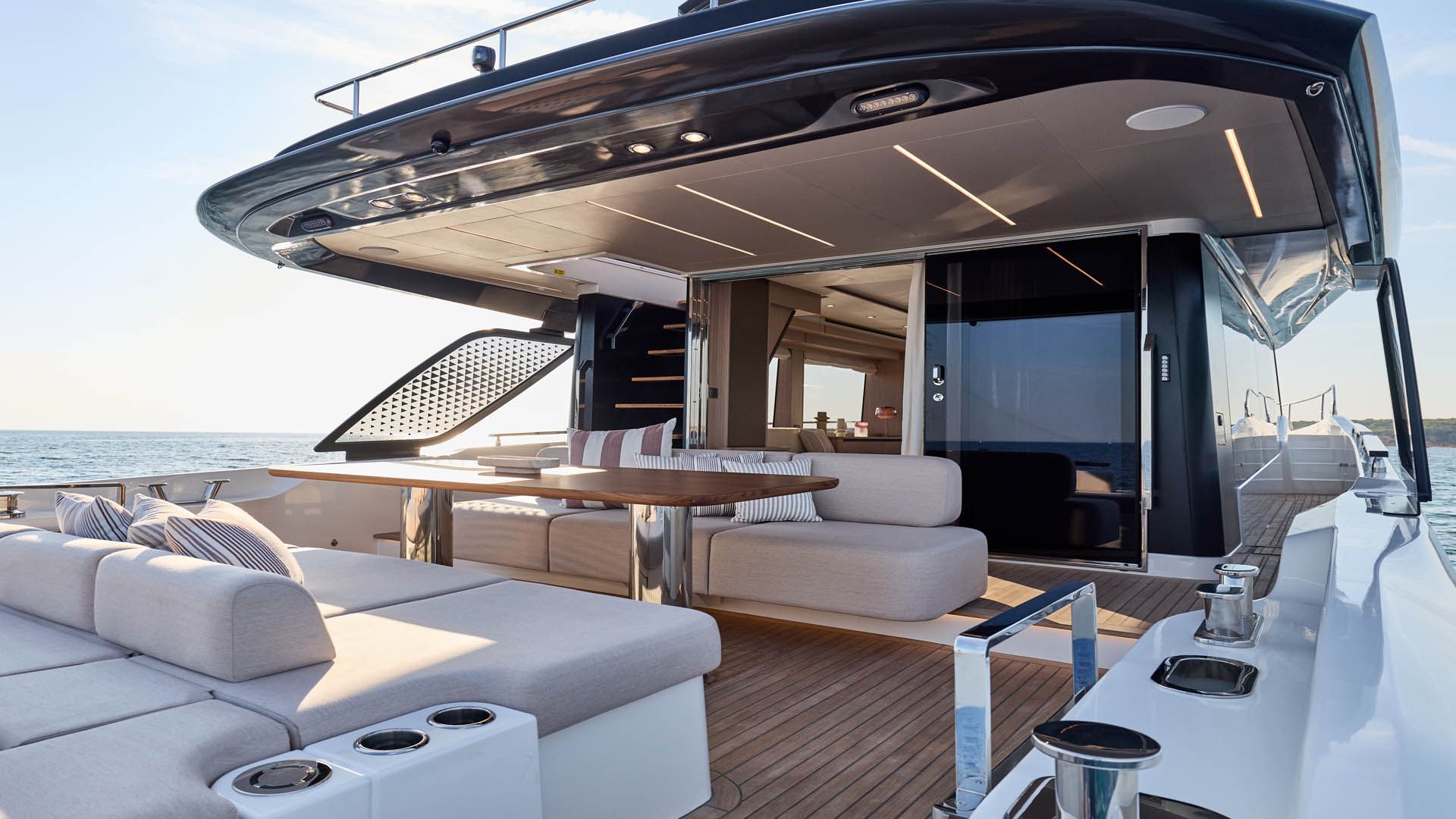 Prestige F6.7, achterdek met lounge en tafel