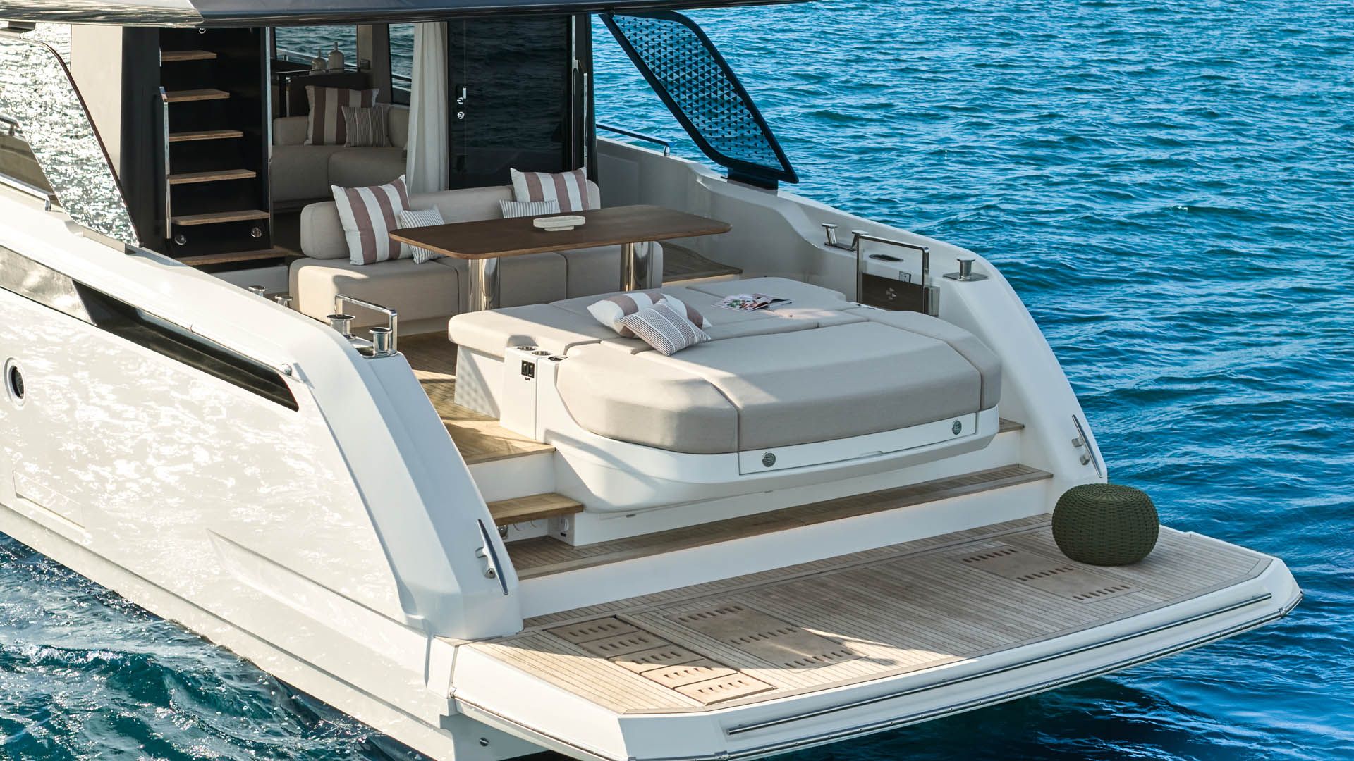 Prestige F6.7, achterdek met lounge zitbanken
