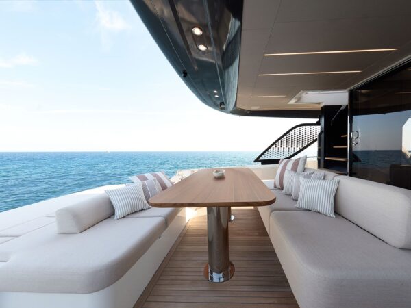 Prestige F6.7, achterdek met loungebank en tafel