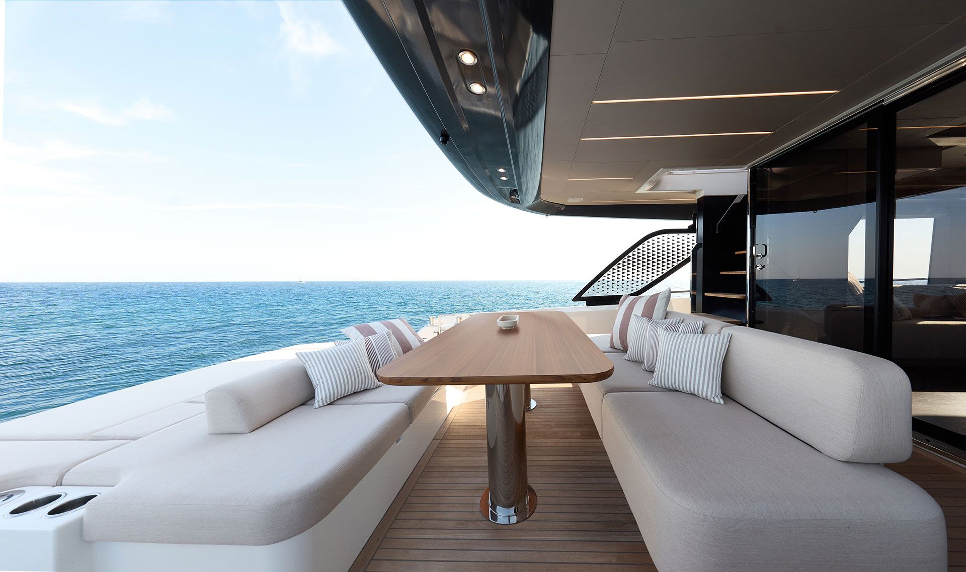 Prestige F6.7, achterdek met loungebank en tafel