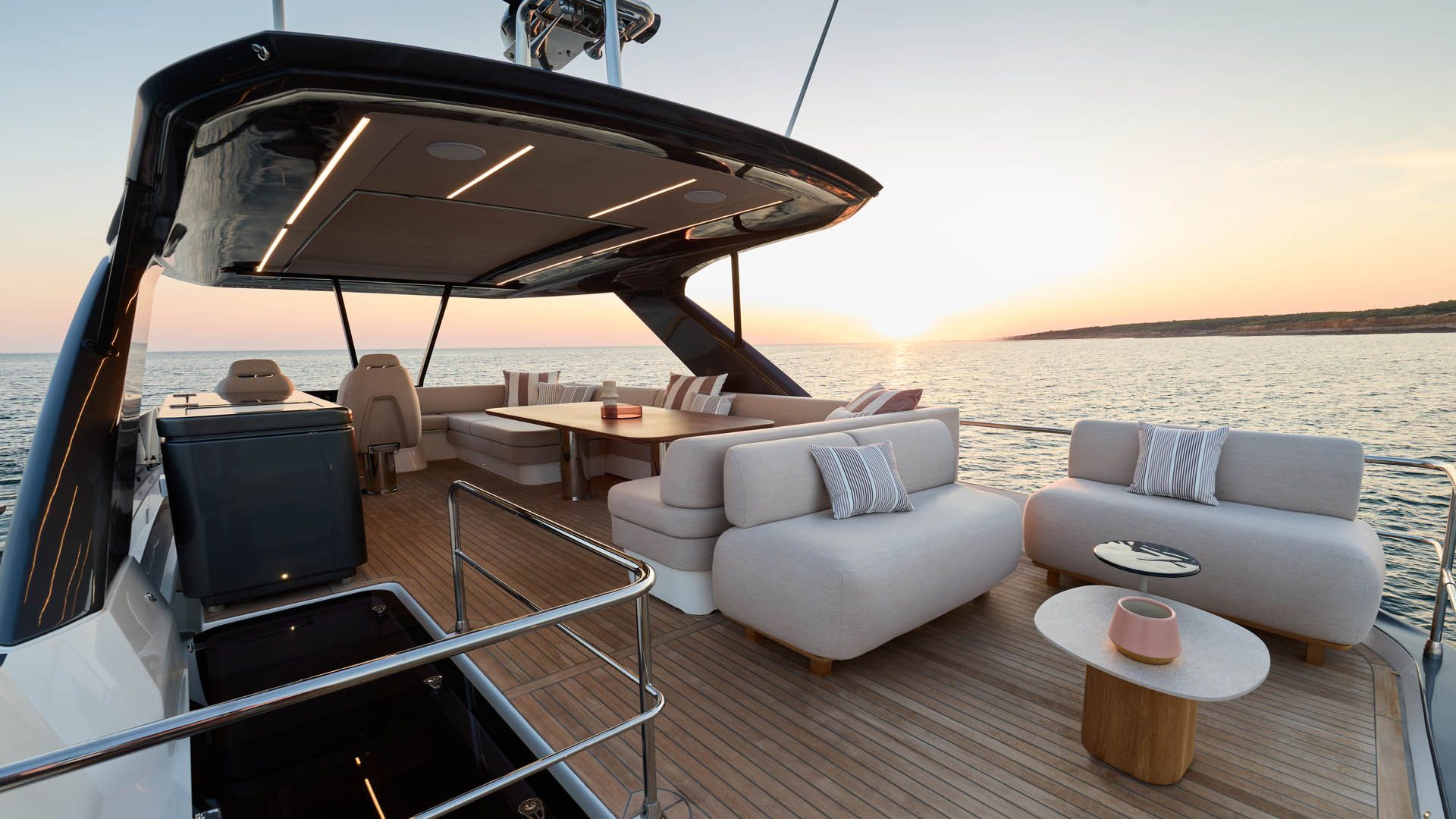 Prestige F6.7, achterdek met loungebanken bij zonsondergang