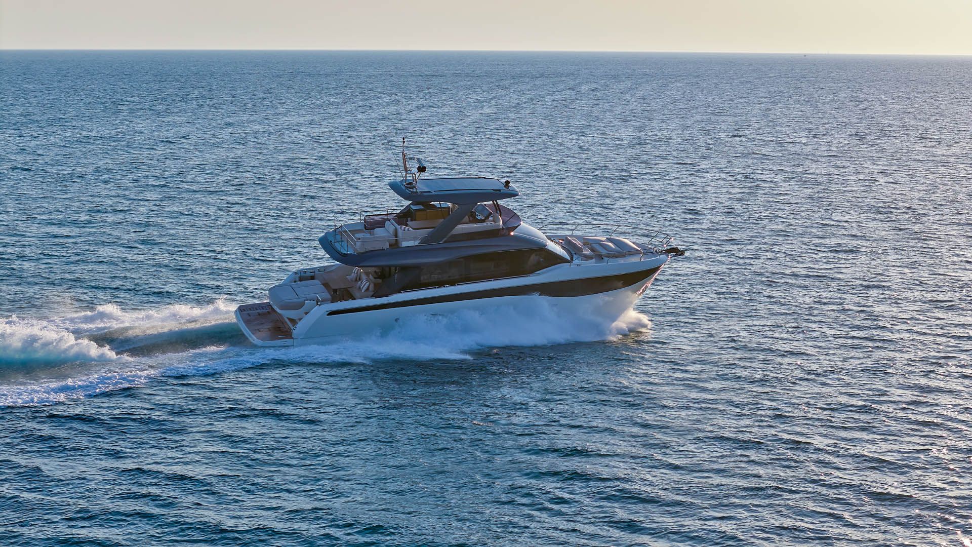 Prestige F6.7, jacht varend op zee