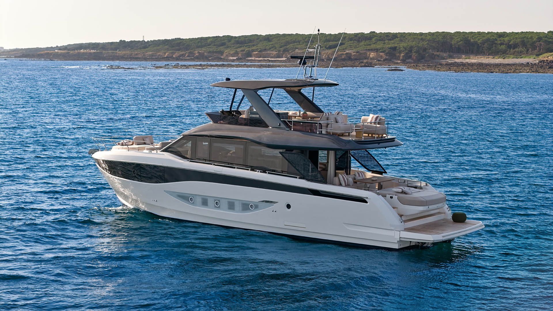 Prestige F6.7, luxe motorjacht op zee