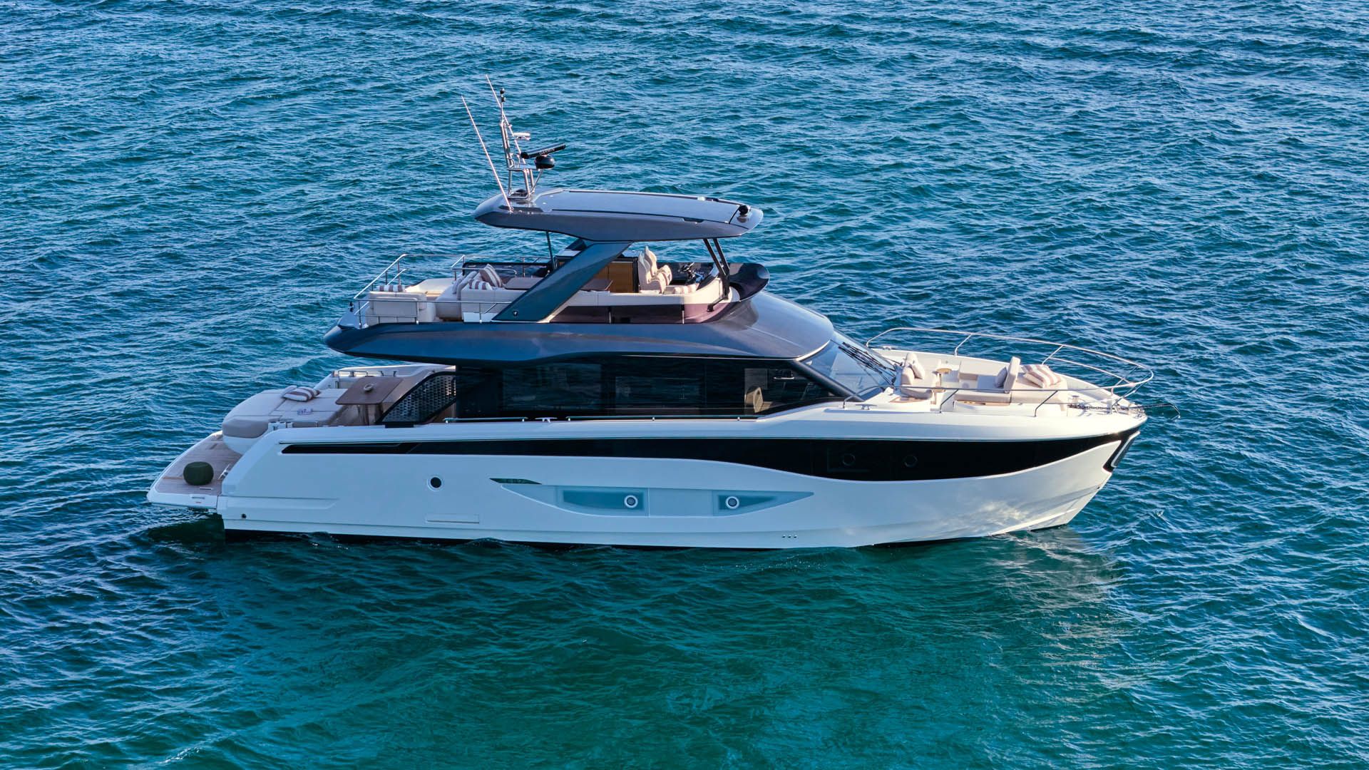 Prestige F6.7, motorjacht drijvend op zee