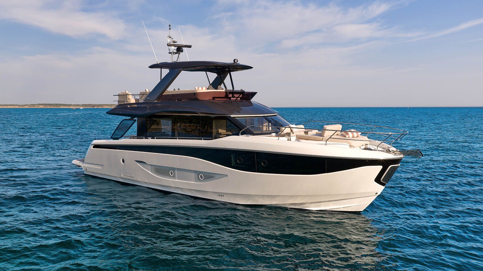 Prestige F6.7, witte motorjacht op zee
