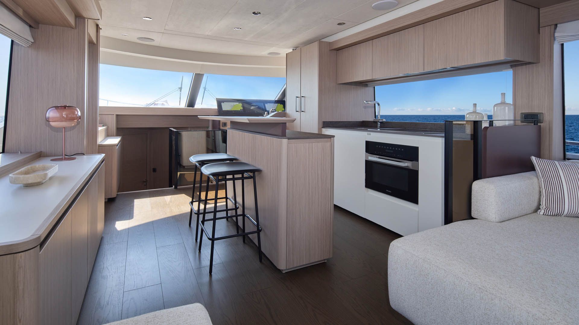 Prestige F6.7, keuken met bar en zitbank