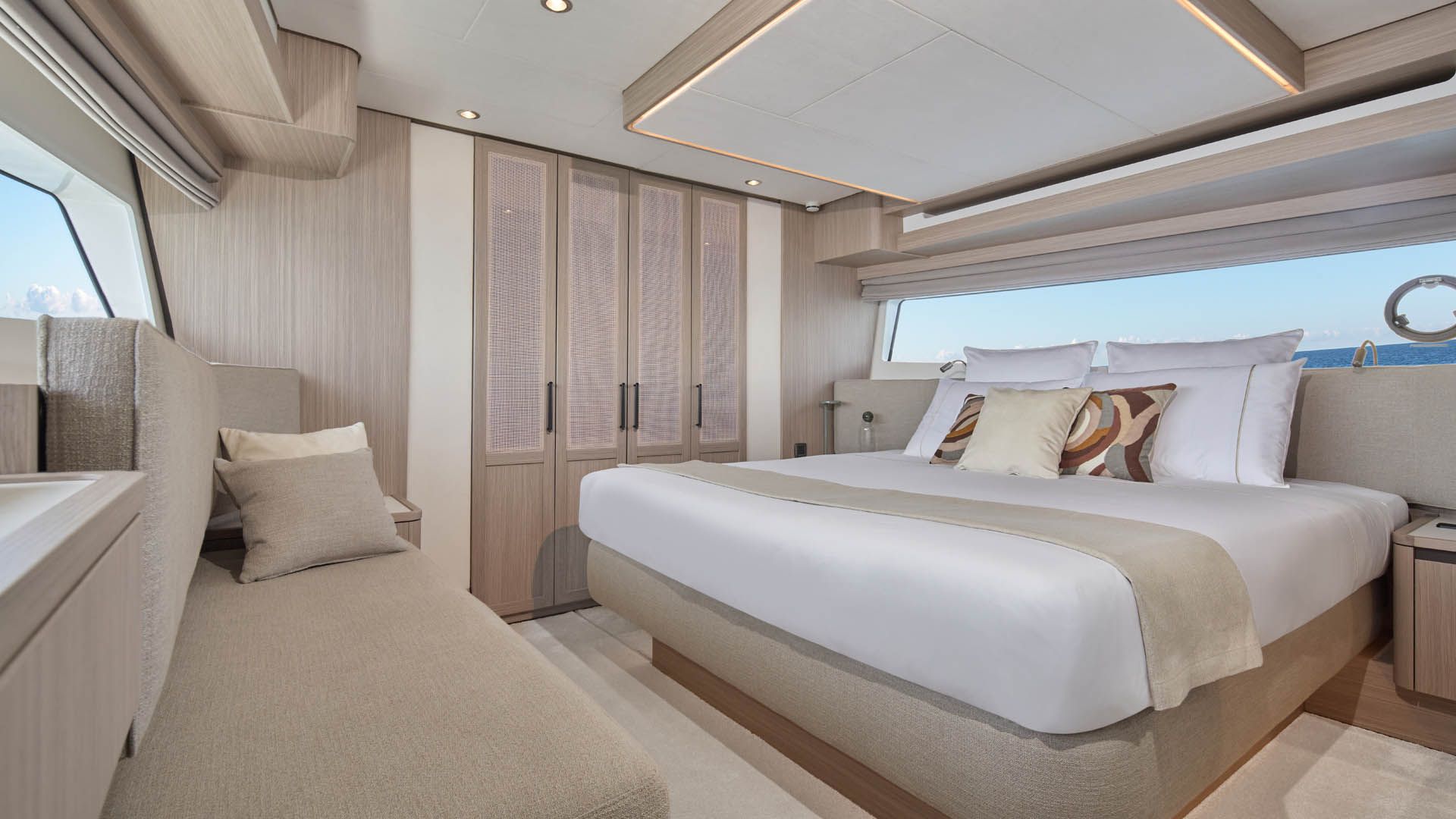 Prestige F6.7, slaapkamer met bed en kussens