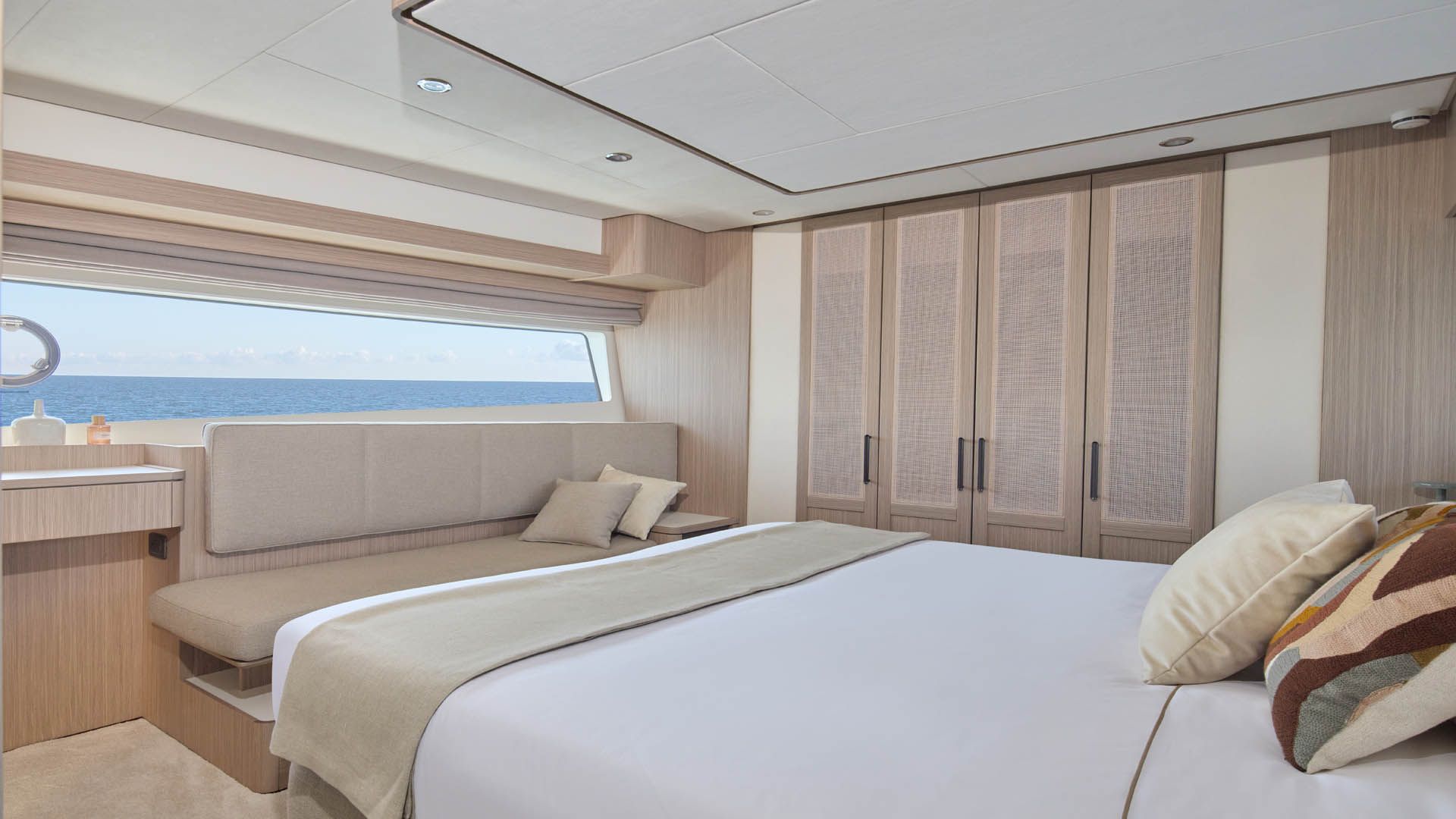 Prestige F6.7, slaapkamer met bed en zeezicht