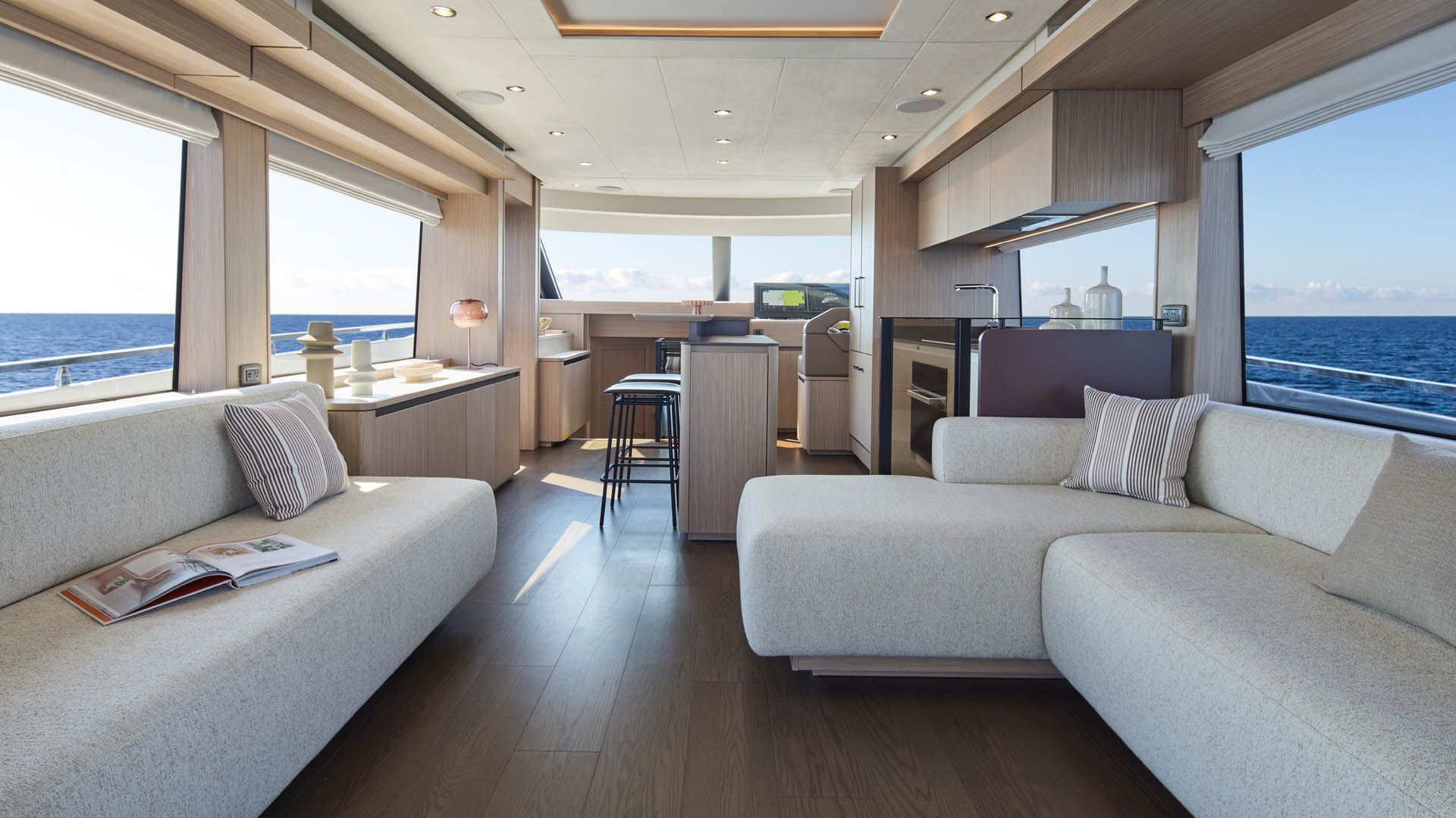 Prestige F6.7, woonkamer met bank en keuken