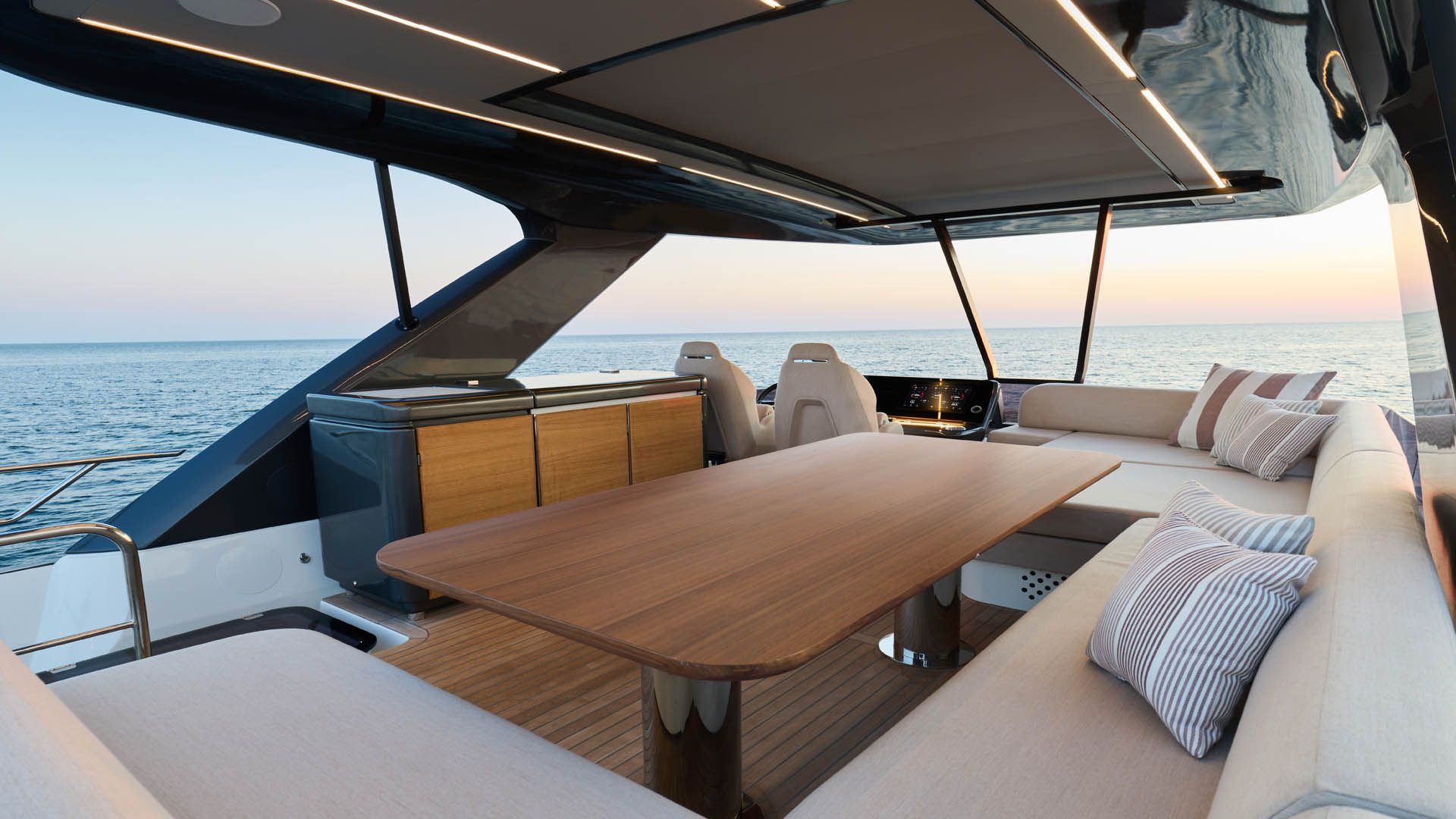Prestige F6.7, zitbank met tafel aan dek
