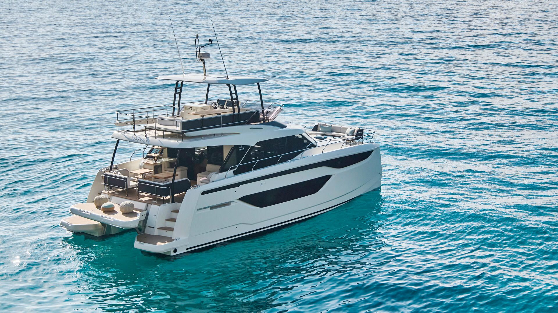 Prestige M48, catamaran drijvend op zee