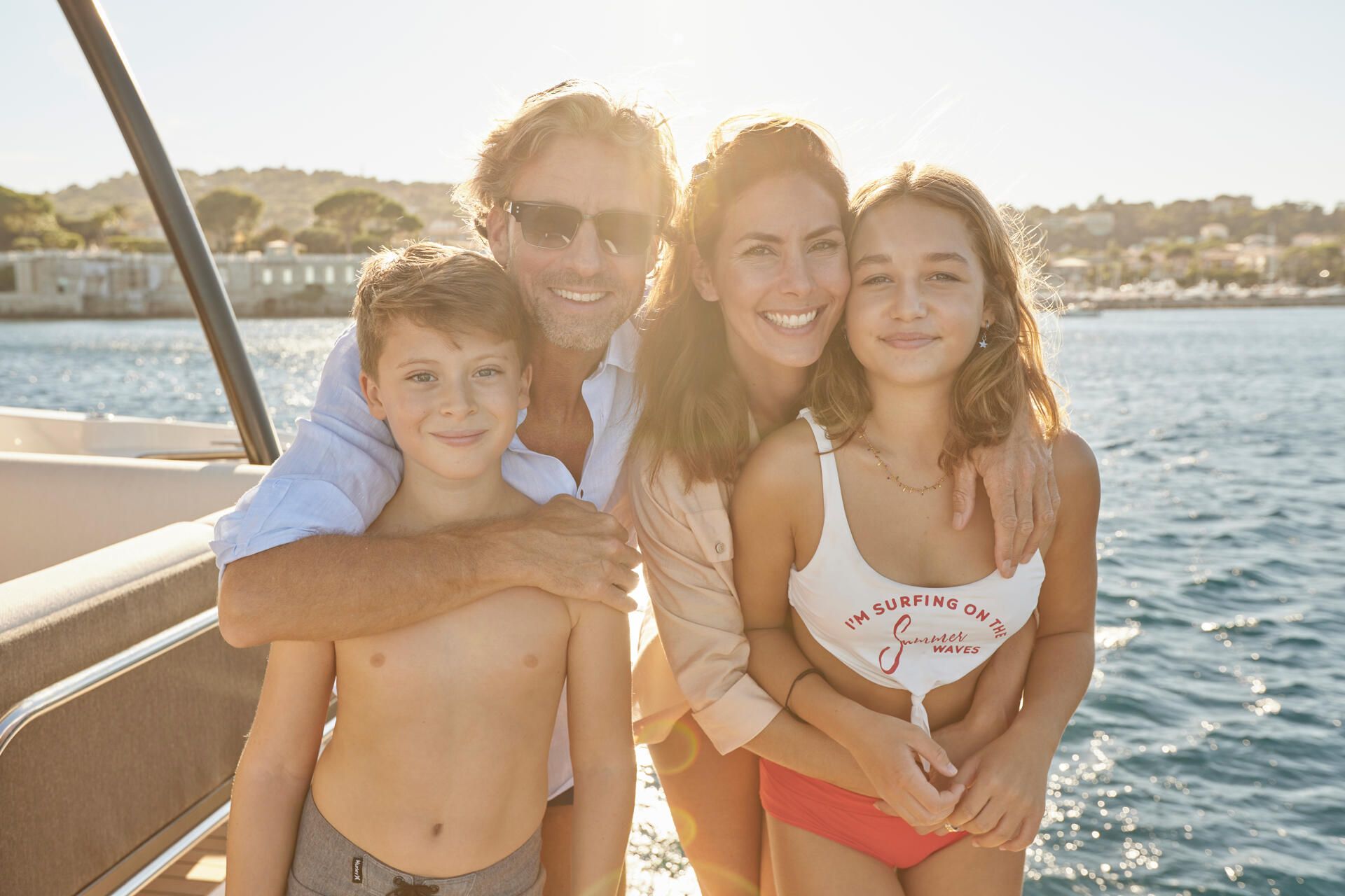 Prestige M48, familie poserend op boot