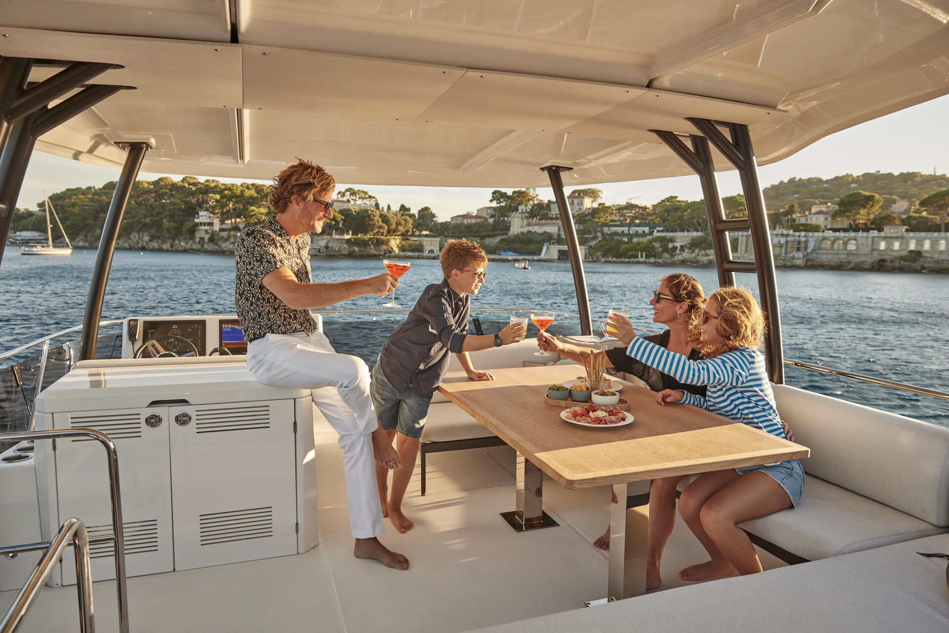 Prestige M48, familie proost aan boord