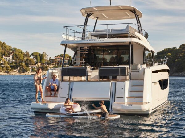Prestige M48, familie zwemt achter jacht