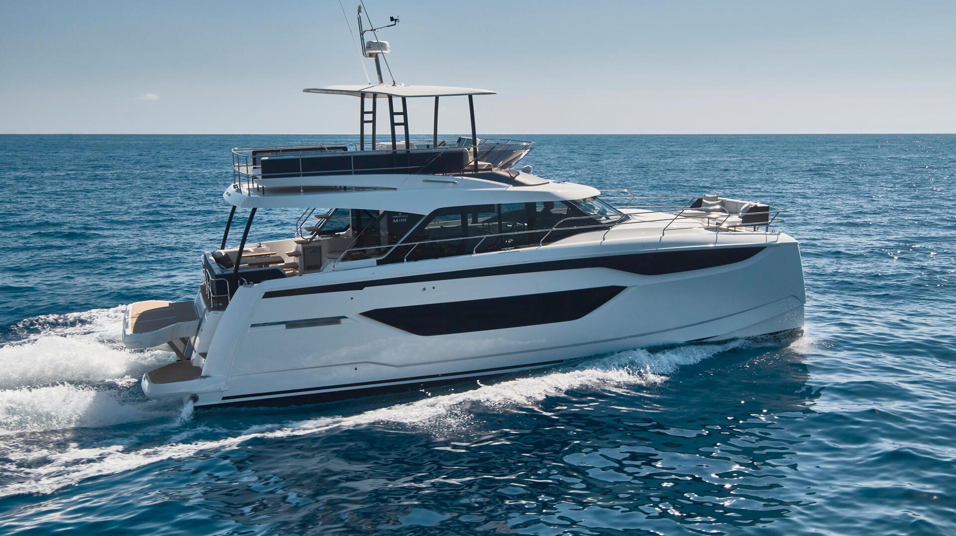 Prestige M48, motorjacht varend op zee