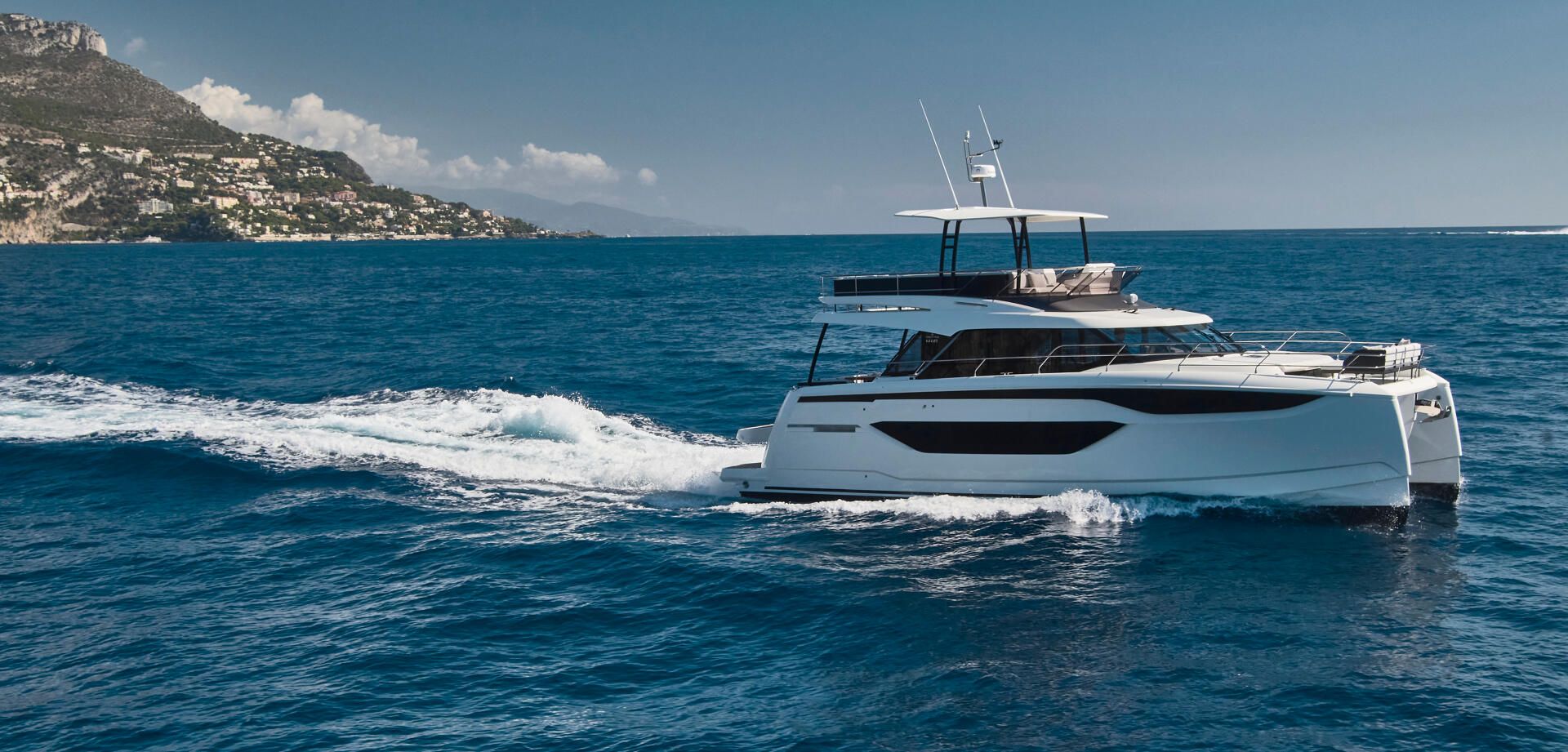 Prestige M48, witte motorboot vaart op zee