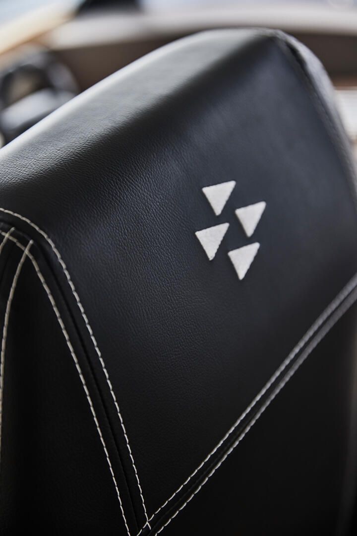 Prestige M48, close-up leren hoofdsteun stiksel