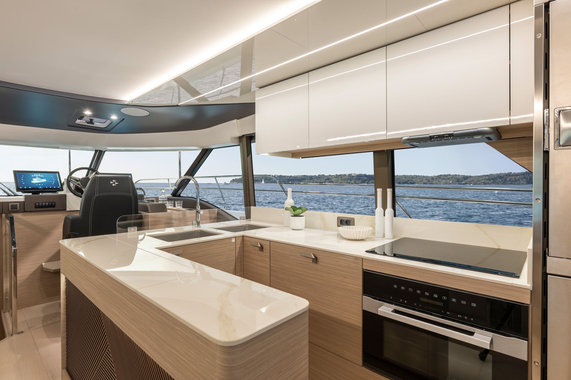 Prestige M48, keuken met stuurstand aan boord
