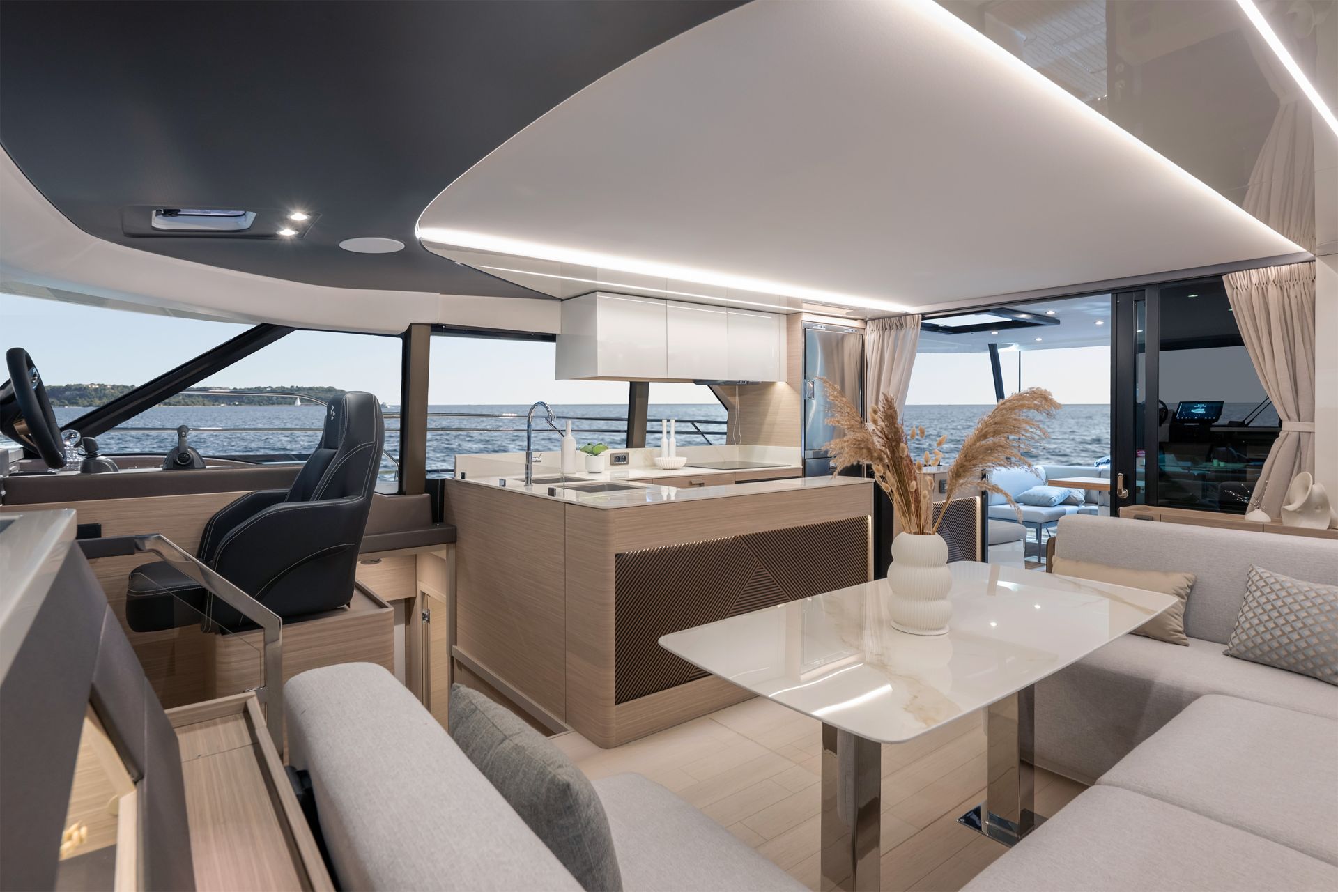 Prestige M48, salon met keuken en stuurstand
