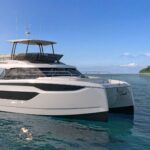Prestige M6, catamaran voor anker bij kust