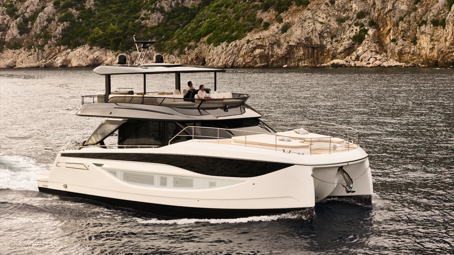 Prestige M7, catamaran vaart langs rotsachtige kust