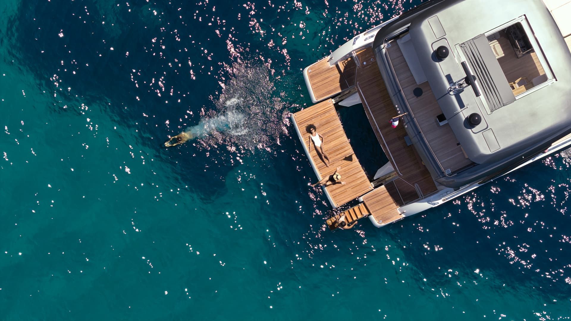 Prestige M7, luchtfoto catamaran met zwemmers zee