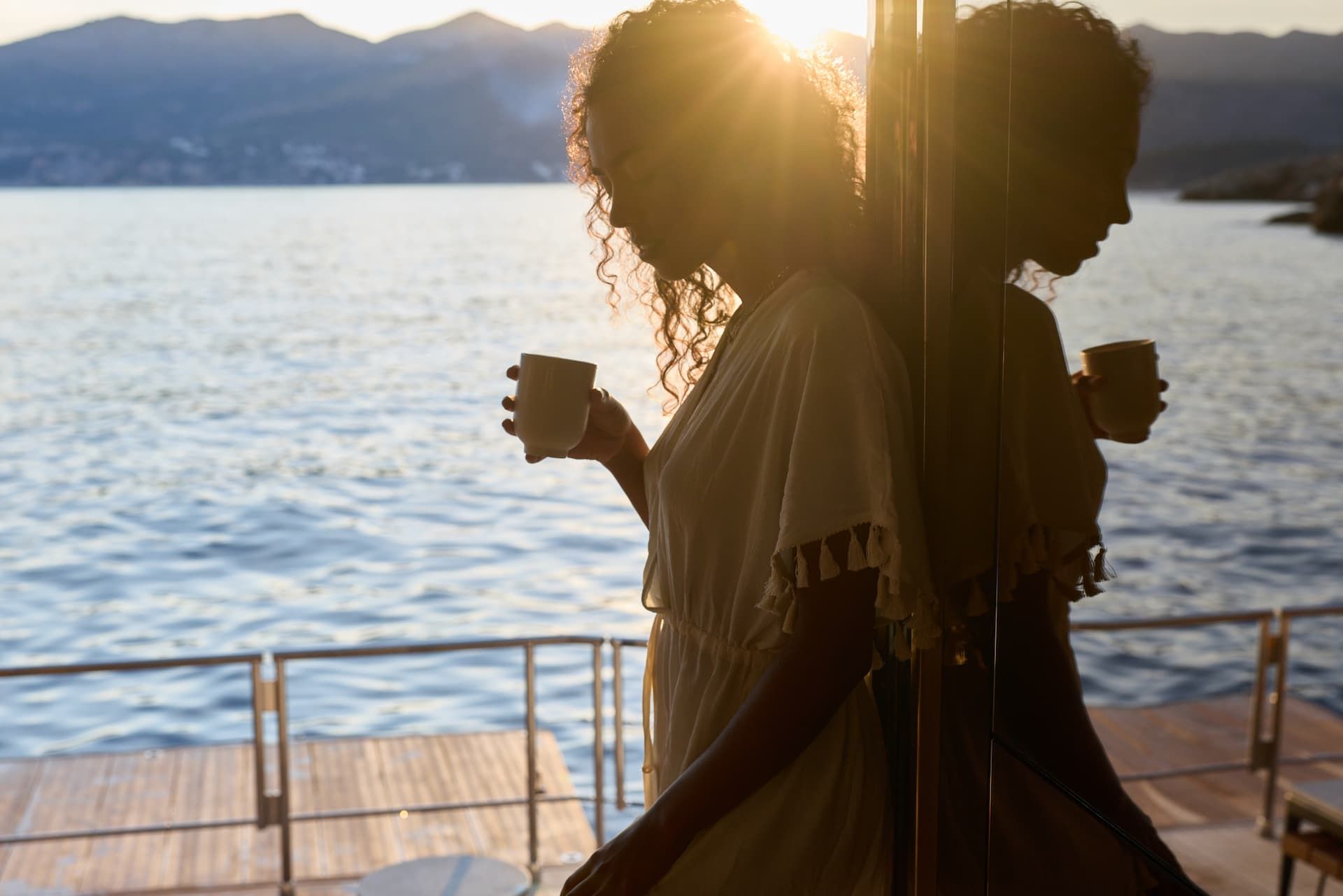 Prestige M7, vrouw met koffie op dek