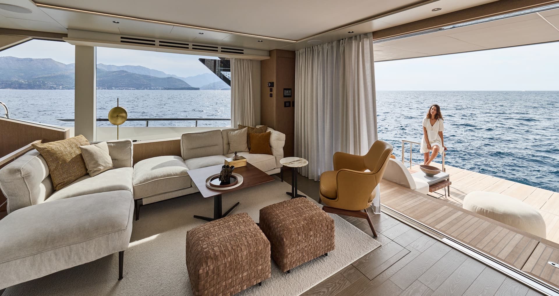 Prestige M7, lounge met zeezicht en vrouw