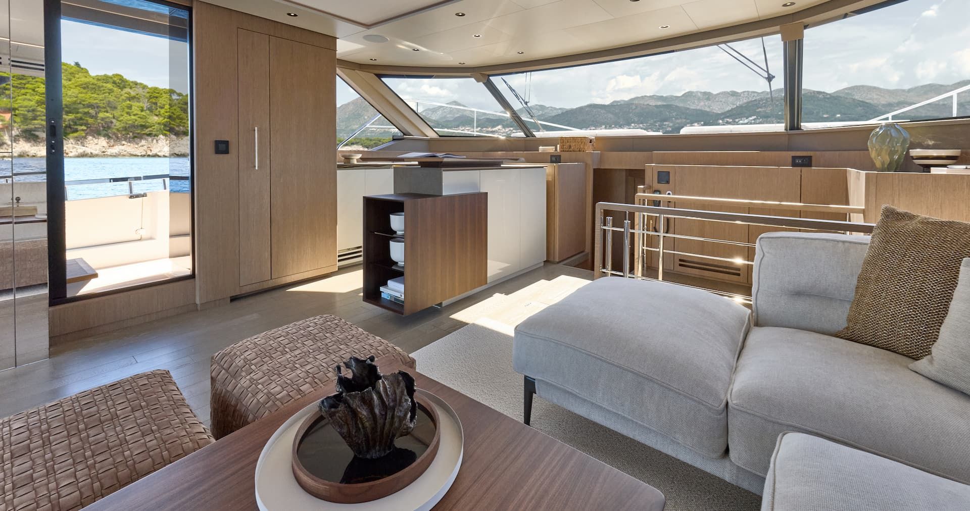 Prestige M7, lounge met zicht op zee