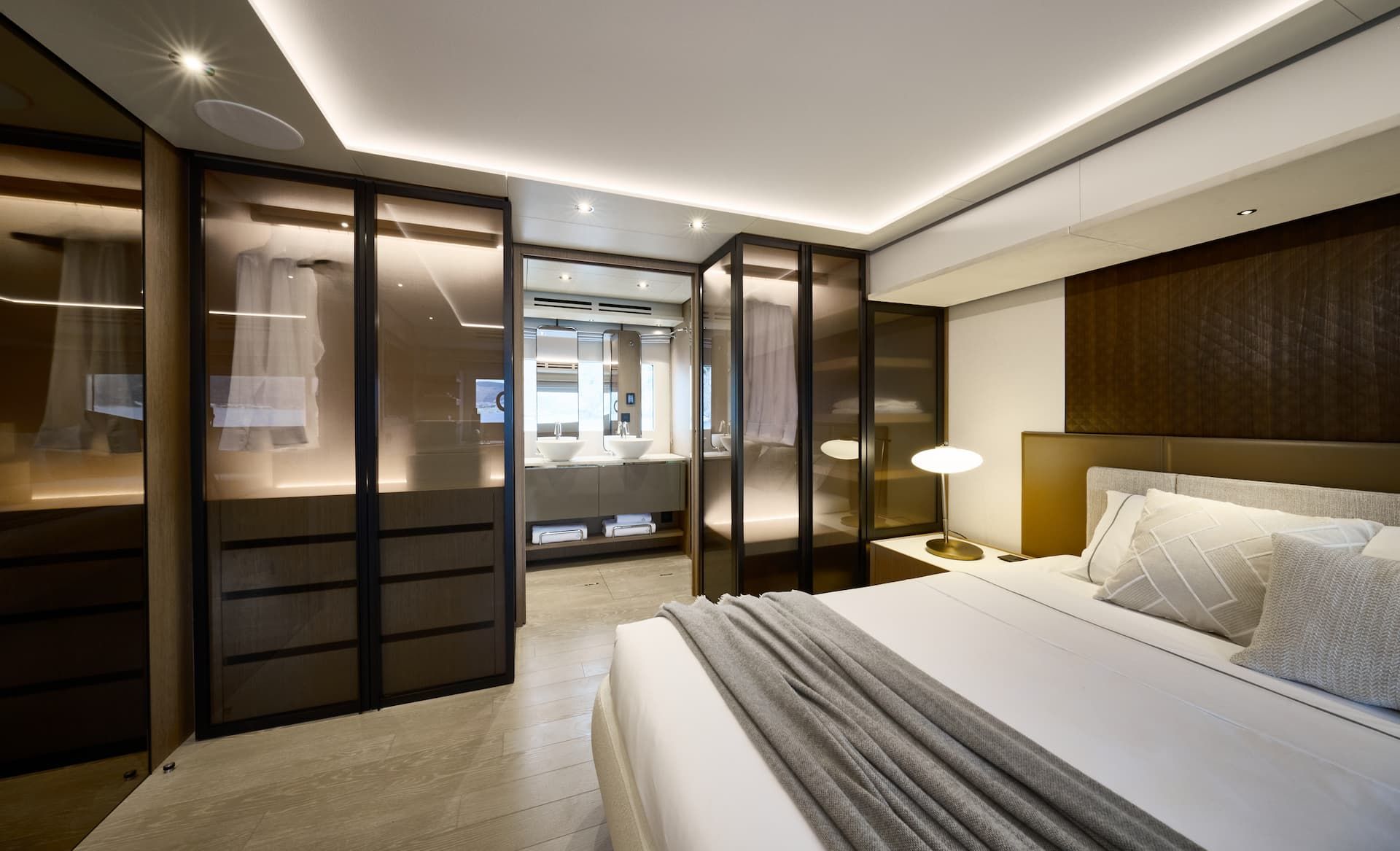 Prestige M7, slaapkamer met bed en badkamer