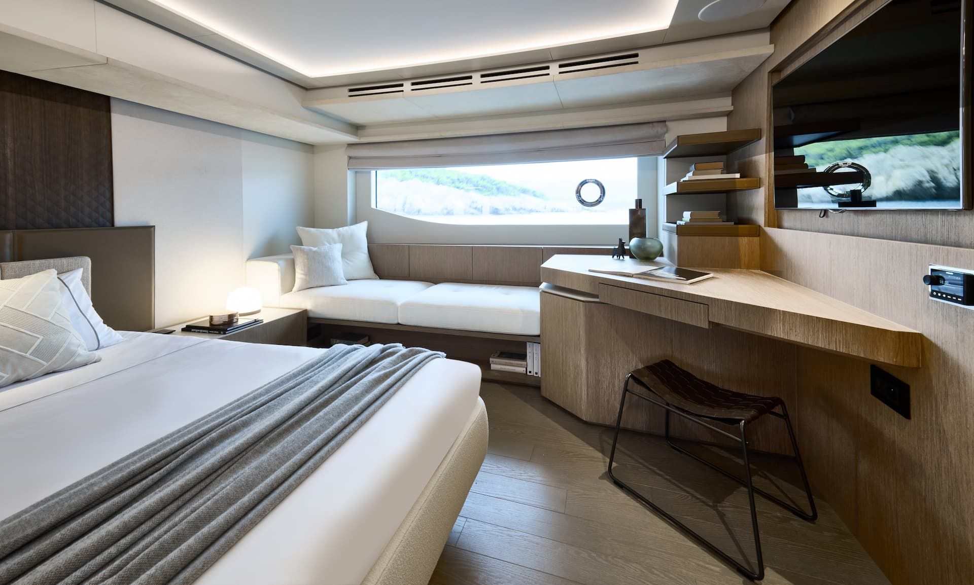 Prestige M7, slaapkamer met bed en bureau