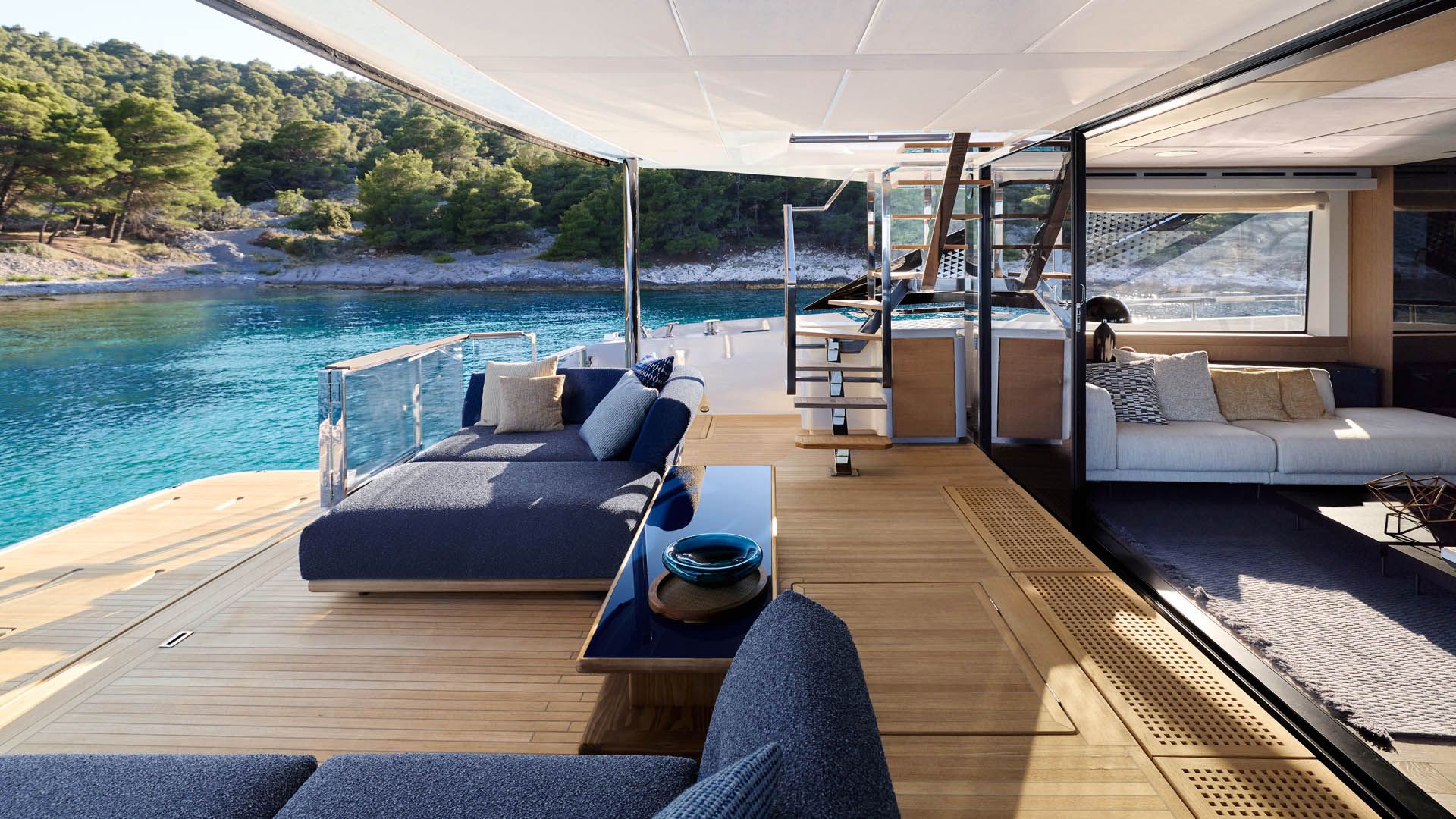 Prestige M8 EVO, achterdek met loungebank en uitzicht