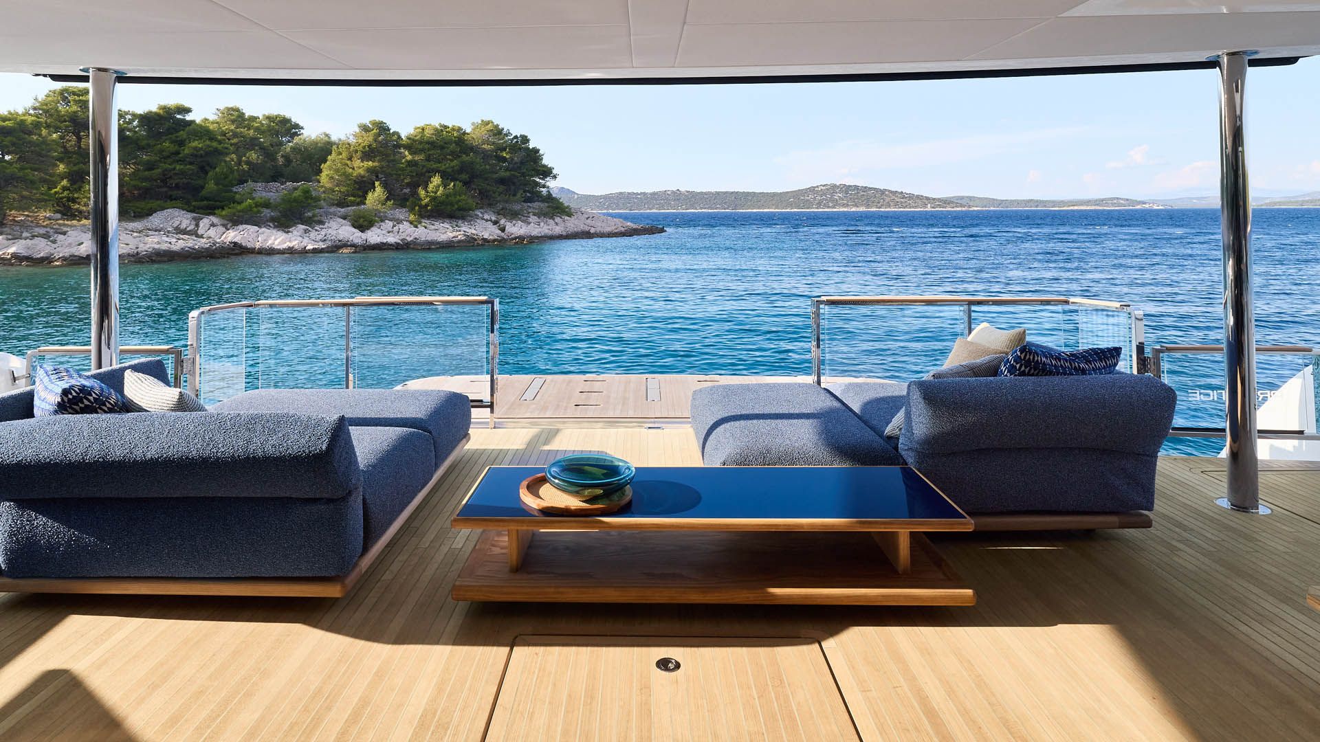 Prestige M8 EVO, lounge dek met zeezicht