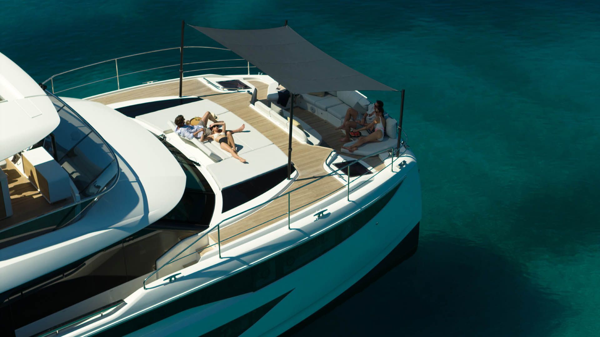 Prestige M8 EVO, mensen zonnebaden op voordek