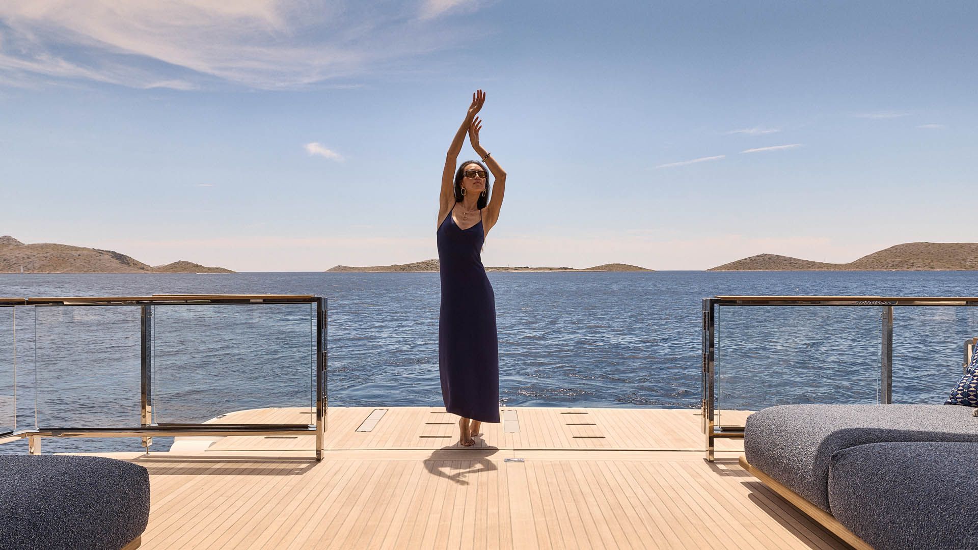 Prestige M8 EVO, vrouw yoga op jachtdek