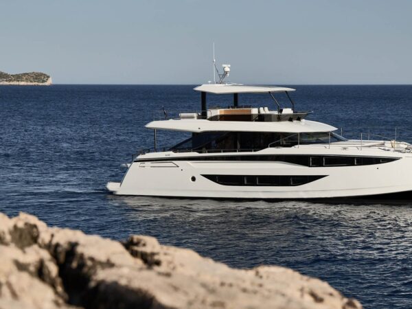 Prestige M8 EVO, witte catamaran varend bij kustlijn