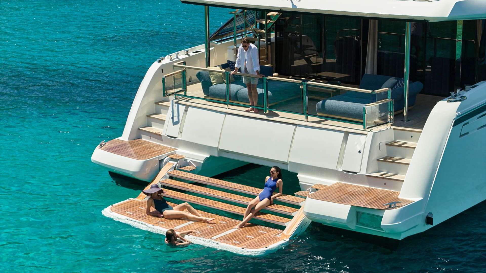 Prestige M8 EVO, zwemplatform met mensen achterop jacht