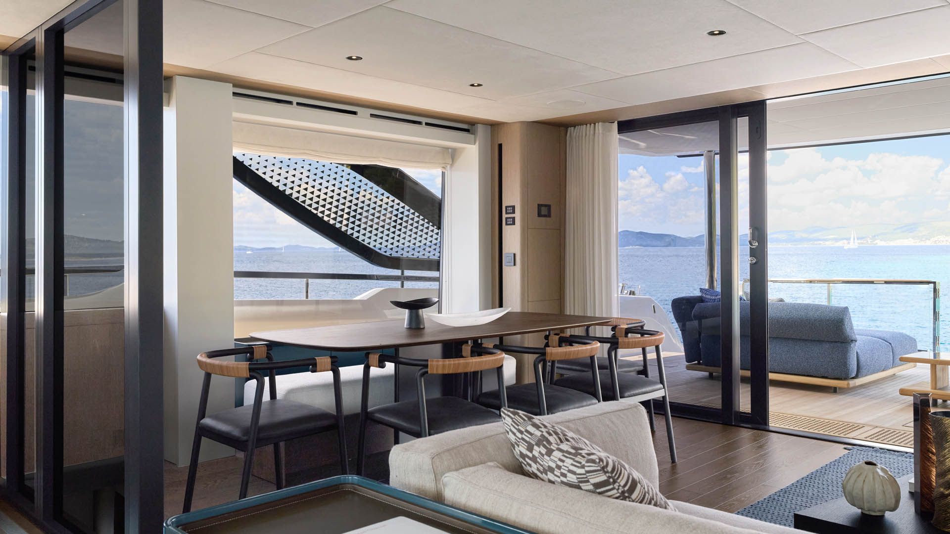 Prestige M8 EVO, eetruimte met tafel en stoelen