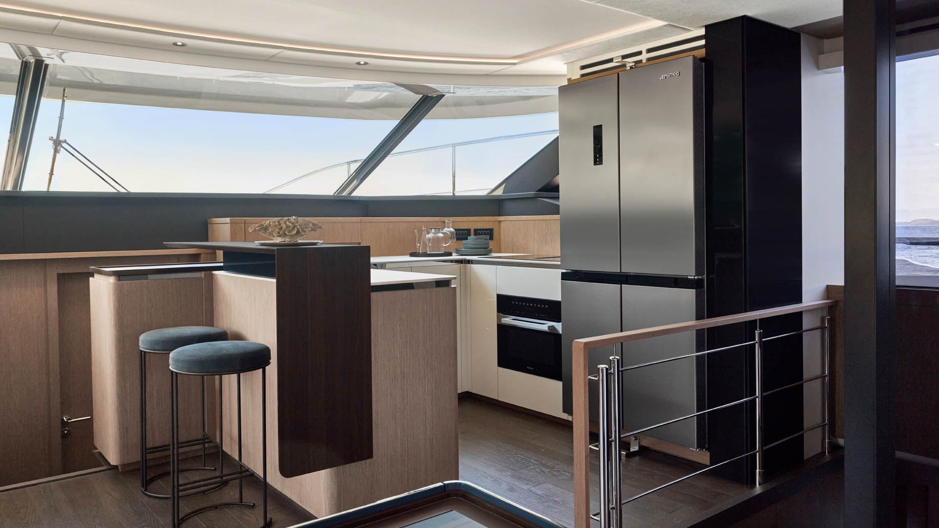 Prestige M8 EVO, kombuis met bar en krukken