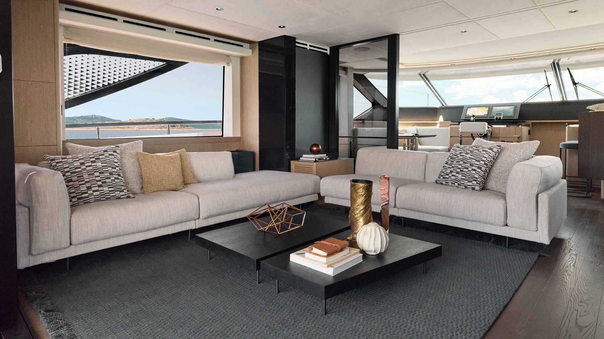 Prestige M8 EVO, lounge met banken en salontafel