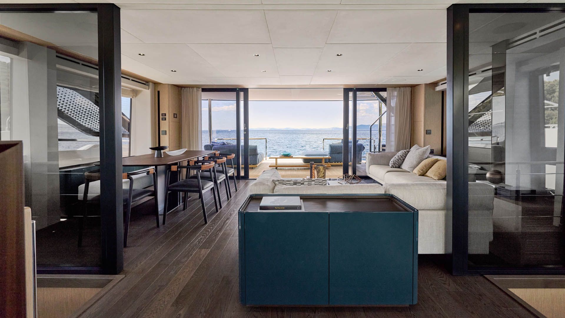 Prestige M8 EVO, salon met eettafel en zeezicht