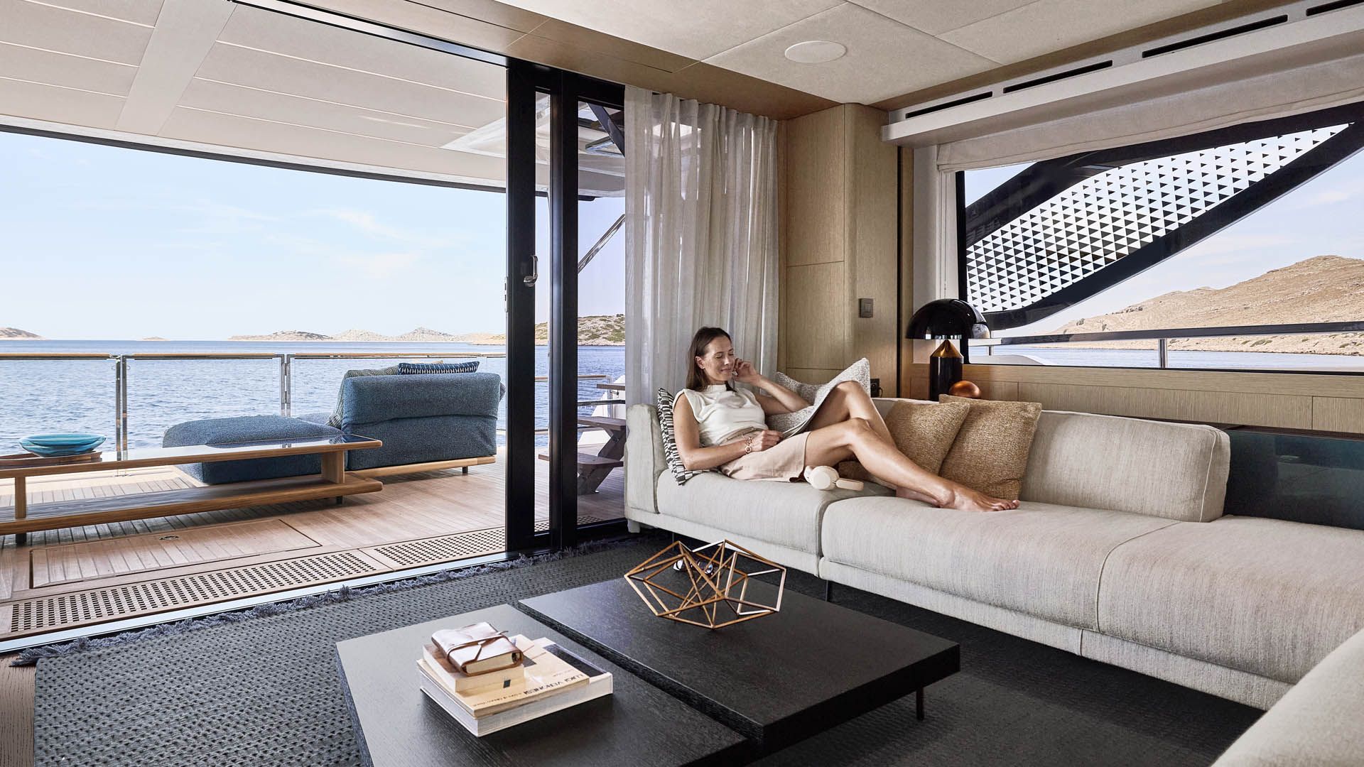 Prestige M8 EVO, vrouw ontspant op bank