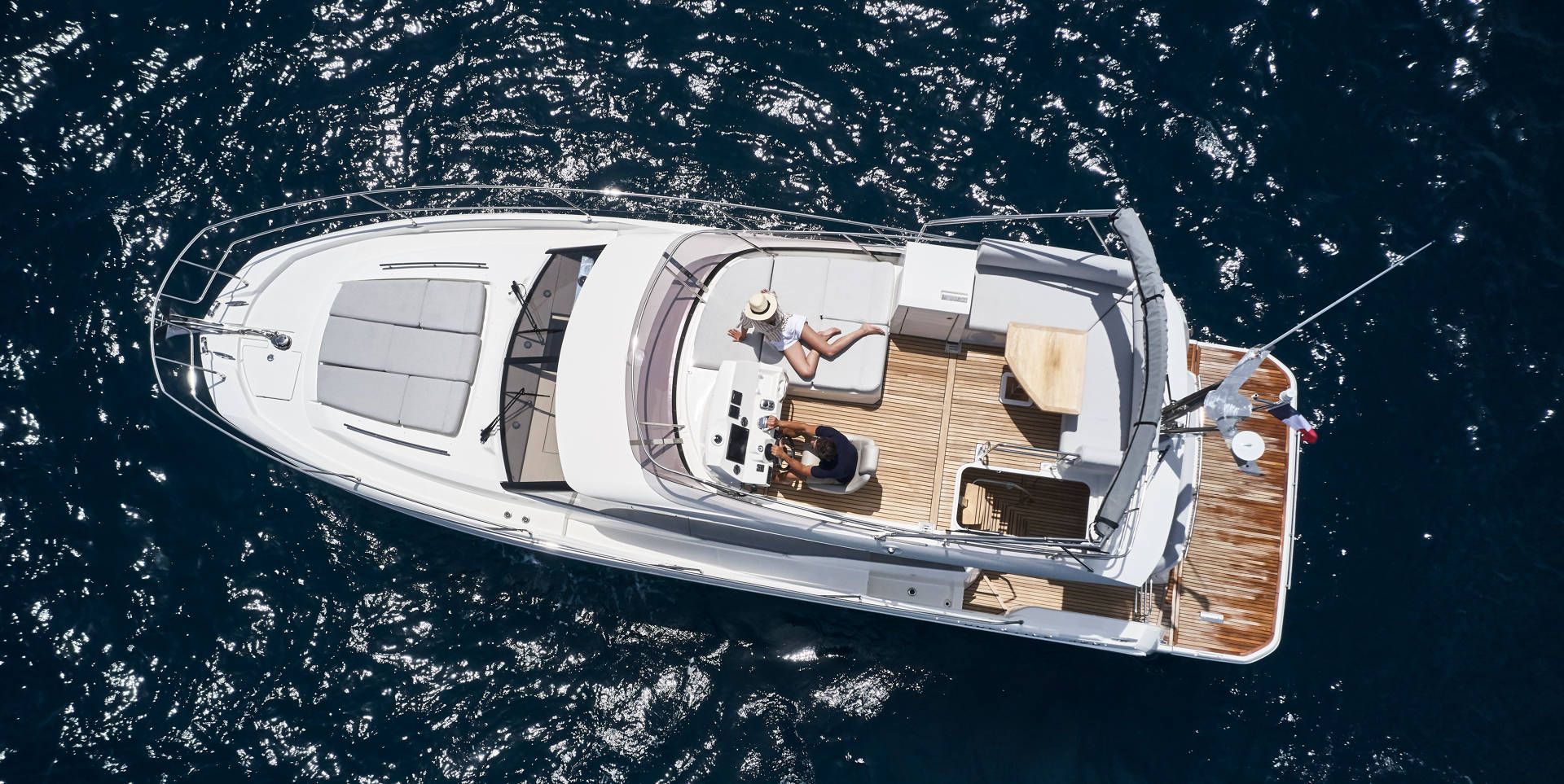 Prestige 420, boot vanaf boven gefotografeerd op zee