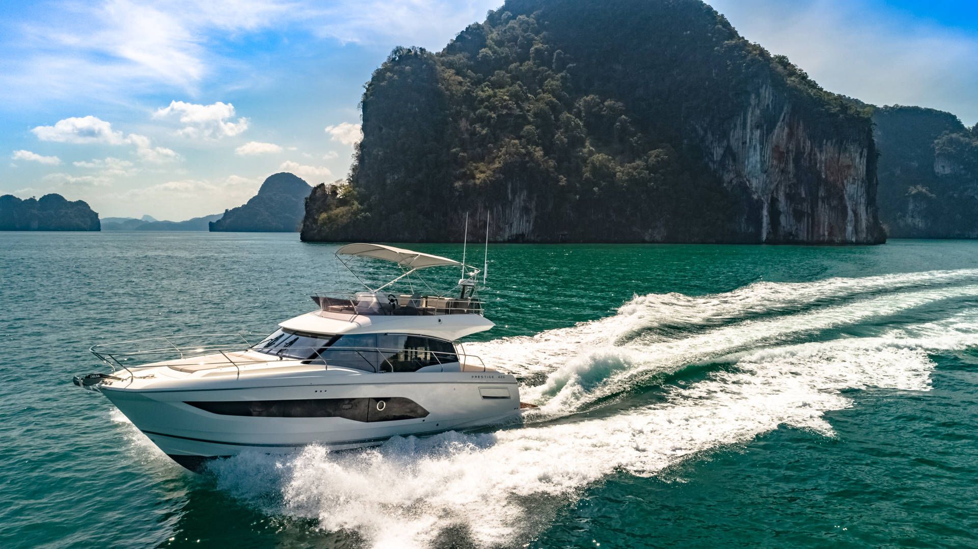 Prestige 420, boot varend bij rotseiland