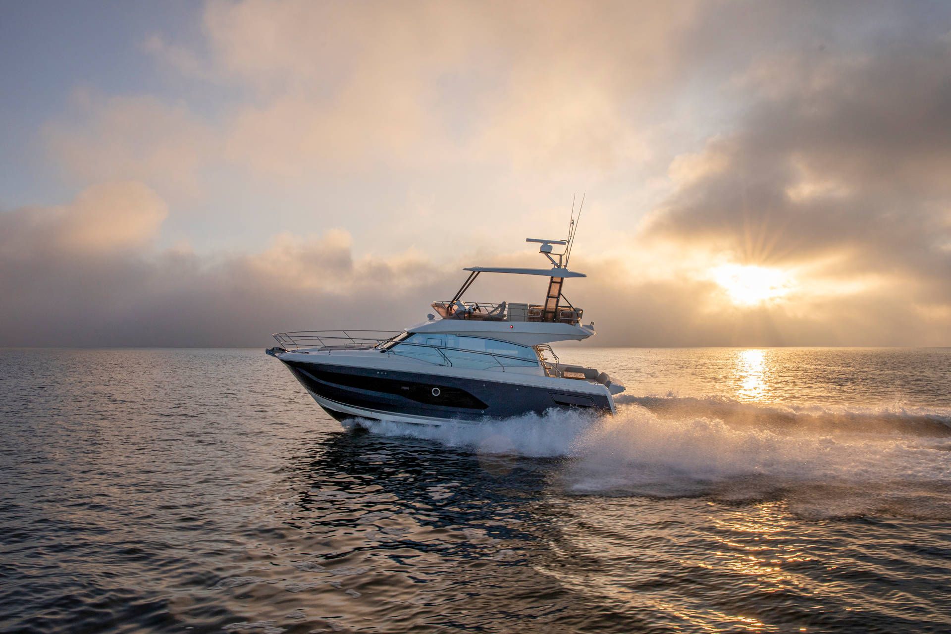 Prestige 420, boot varend op zee bij zonsondergang