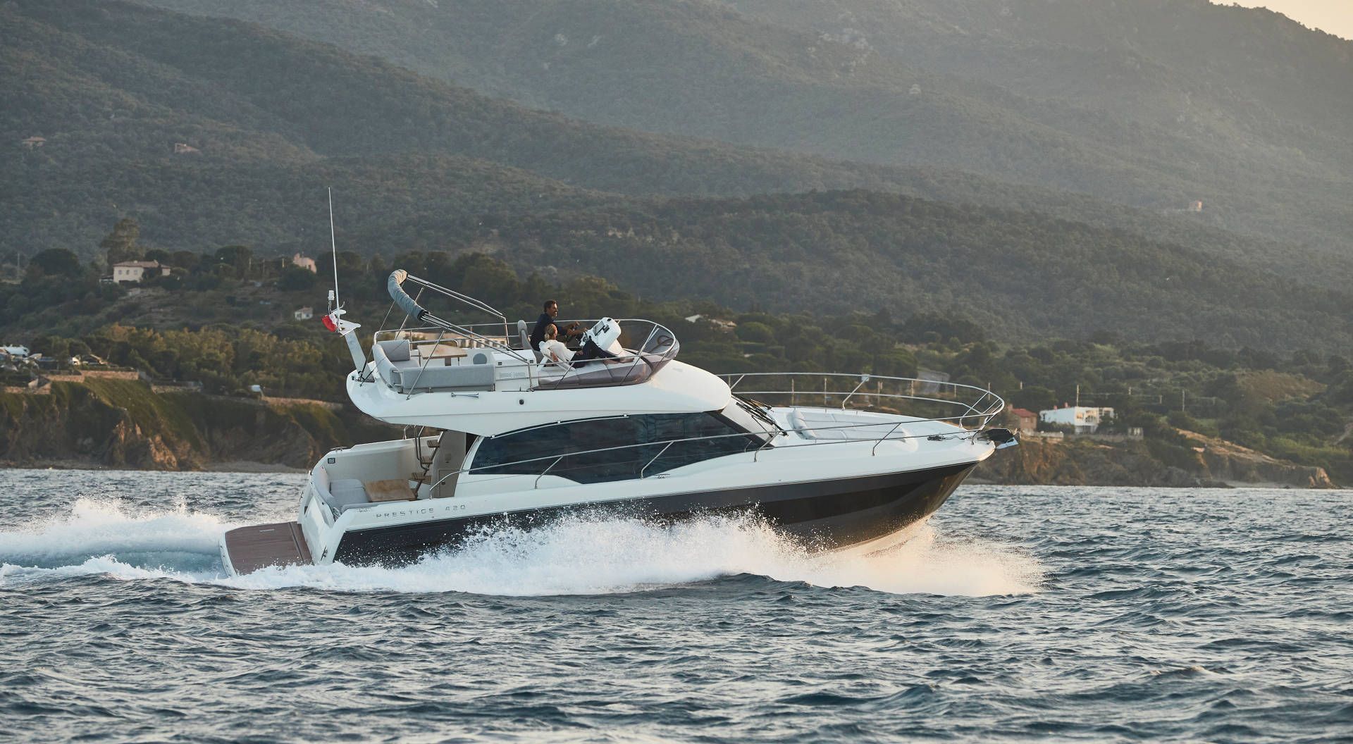 Prestige 420, boot varend op zee