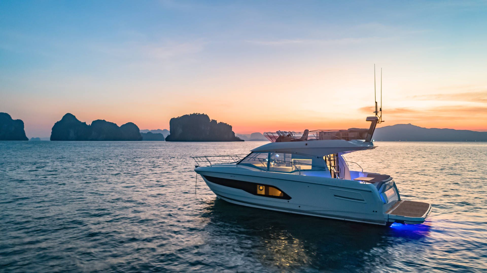 Prestige 420, jacht op zee bij zonsondergang