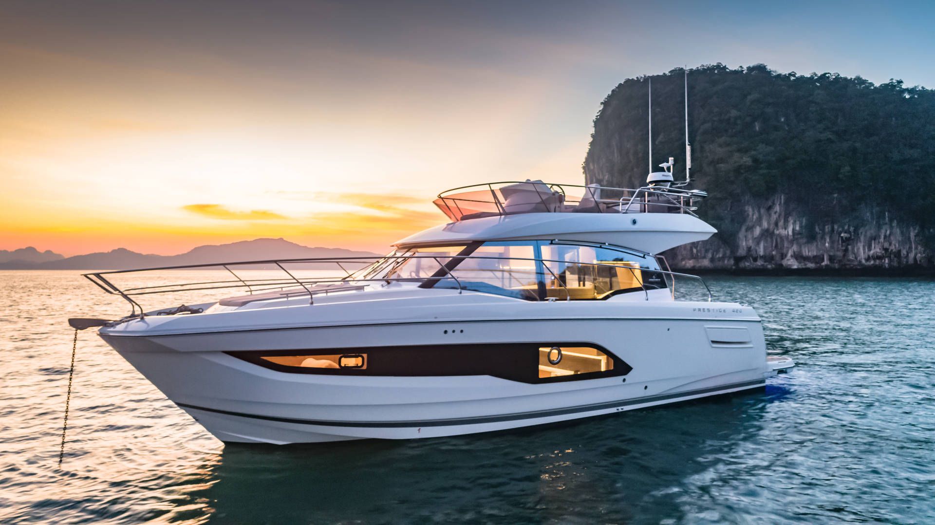 Prestige 420, jacht voor anker bij kust
